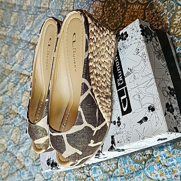 NWOT CL by Laundry Date Night Brown Giraffe Wedges - Picture 5 of 10